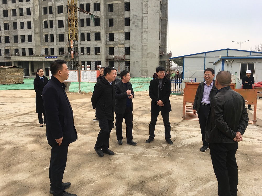 省政府百城提质考评组现场观摩我院迁建项目 (1).jpg